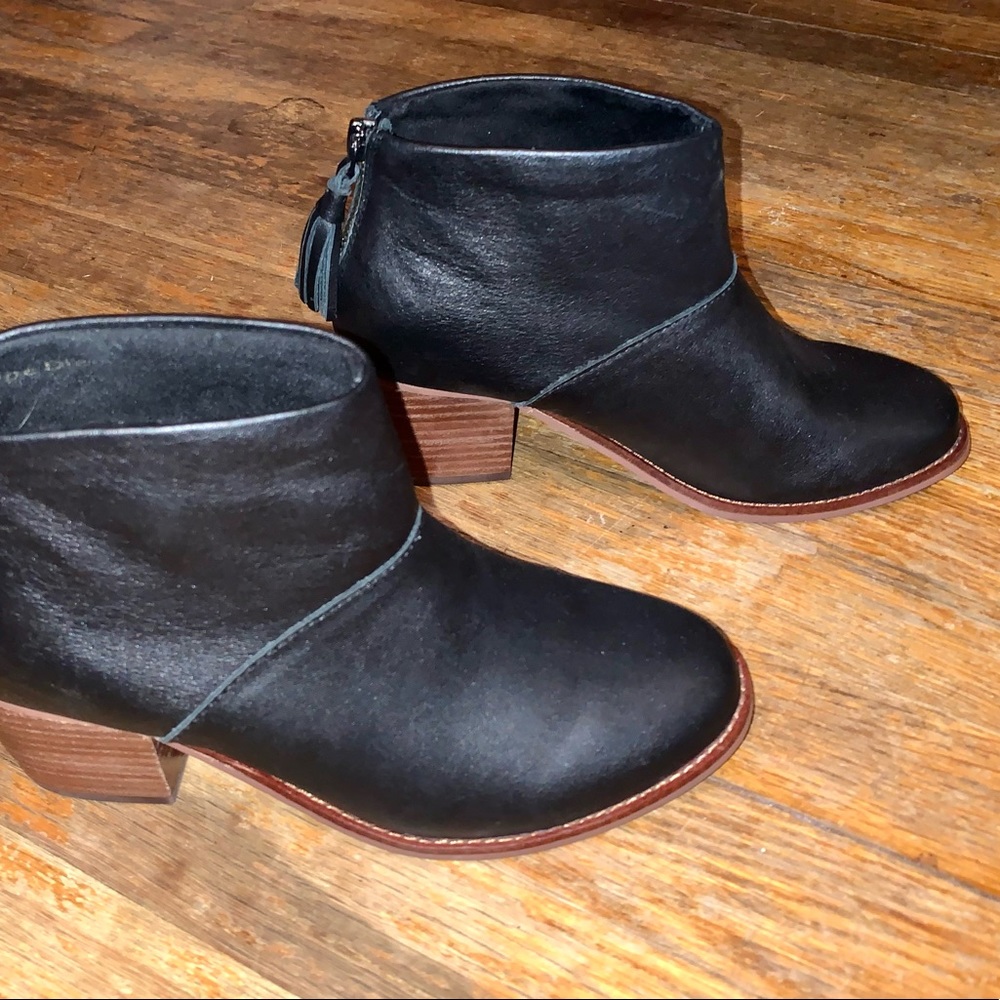 SALE: Tom's Short Woman's Black Boots -- Size 6 -- NWT